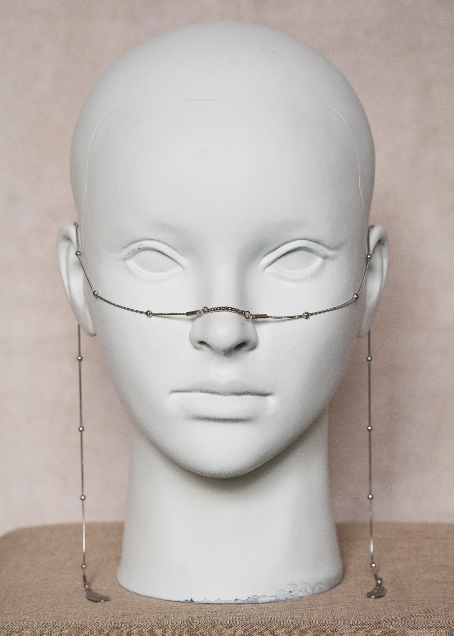 Chaîne de visage fine en acier inoxydable avec pendentifs plumes. Bijou facial boho fait main à Montréal, idéal festival, événement et photoshoot.