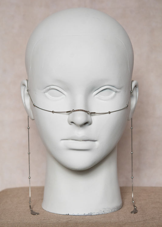 Chaîne de visage fine en acier inoxydable avec pendentifs plumes. Bijou facial boho fait main à Montréal, idéal festival, événement et photoshoot.