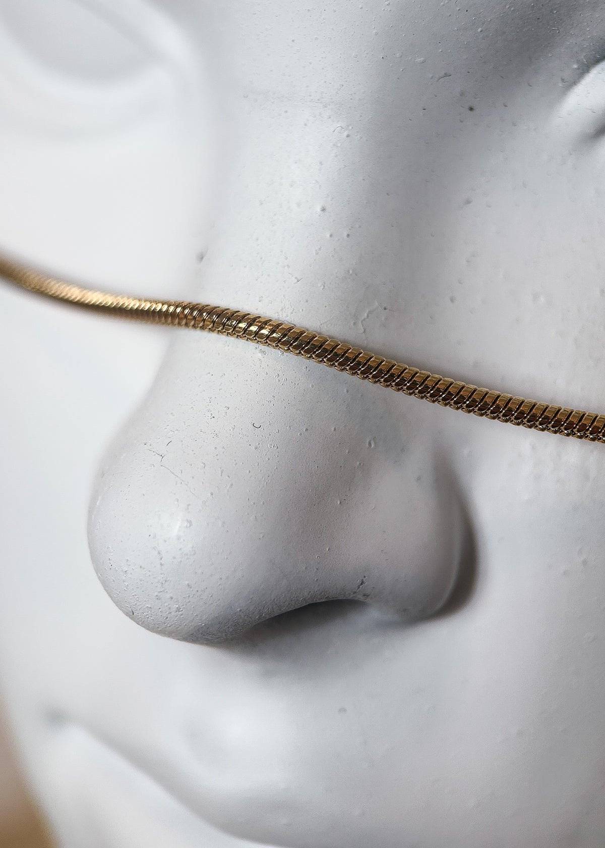 Chaîne de visage acier inoxydable plaqué or, pendentif serpent, fait main à Montréal. Bijou facial mystique pour costume, festival, rave.
