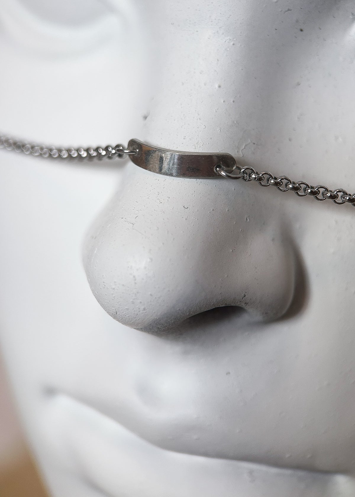 Chaîne de visage en acier inoxydable, bridge du nez en argent sterling 925, perles de jade, fait main à Montréal. Bijou facial minimaliste, bohème moderne.