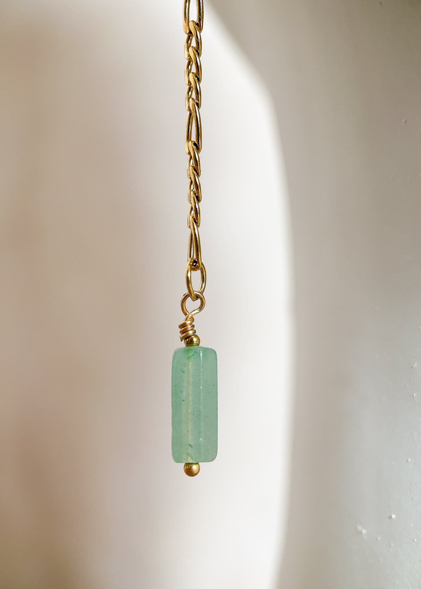 Chaîne de visage en jaspe vert et aventurine sur acier inoxydable plaqué or. Pièce unique faite main à Montréal, style bohème pour festival et photoshoot.