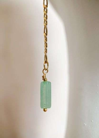 Chaîne de visage en jaspe vert et aventurine sur acier inoxydable plaqué or. Pièce unique faite main à Montréal, style bohème pour festival et photoshoot.