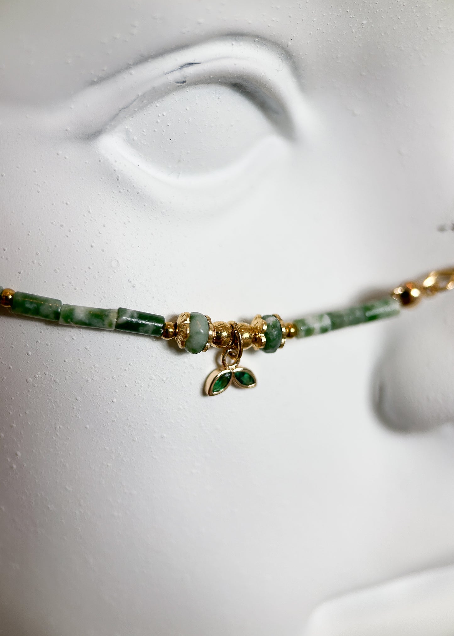 Chaîne de visage en jaspe vert et aventurine sur acier inoxydable plaqué or. Pièce unique faite main à Montréal, style bohème pour festival et photoshoot.