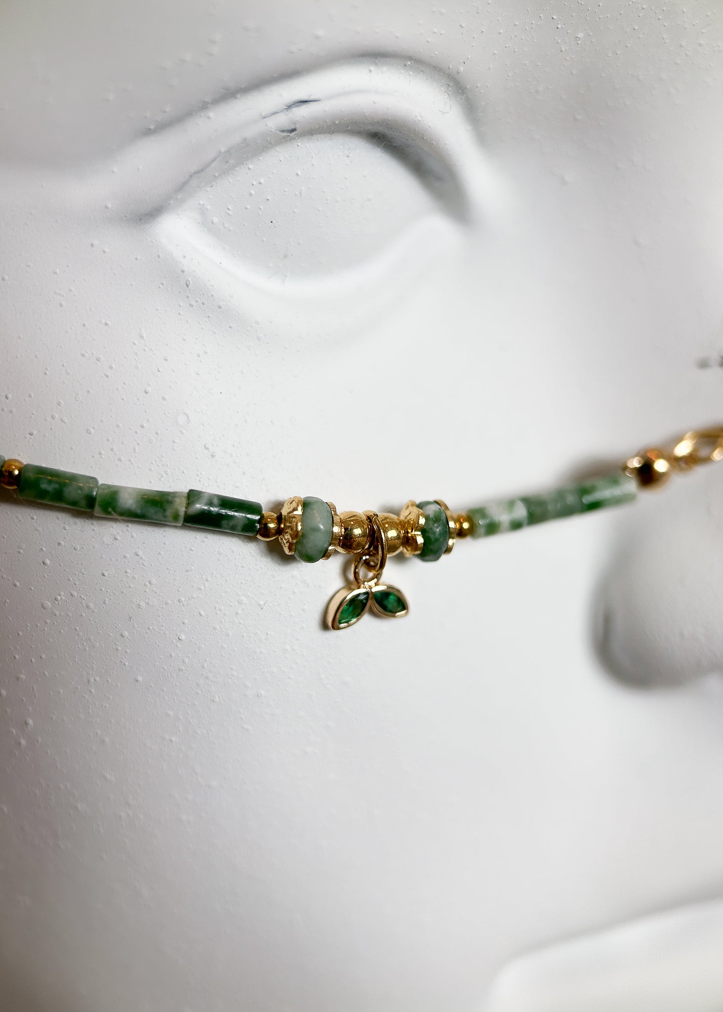 Chaîne de visage en jaspe vert et aventurine sur acier inoxydable plaqué or. Pièce unique faite main à Montréal, style bohème pour festival et photoshoot.