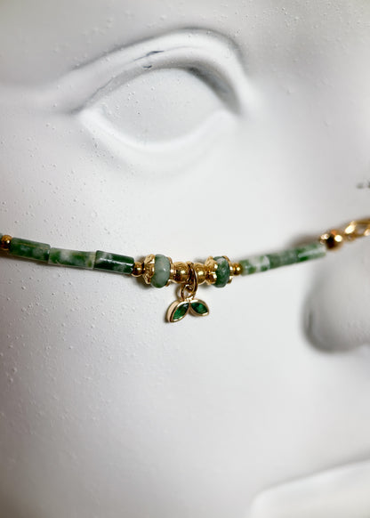 Chaîne de visage en jaspe vert et aventurine sur acier inoxydable plaqué or. Pièce unique faite main à Montréal, style bohème pour festival et photoshoot.