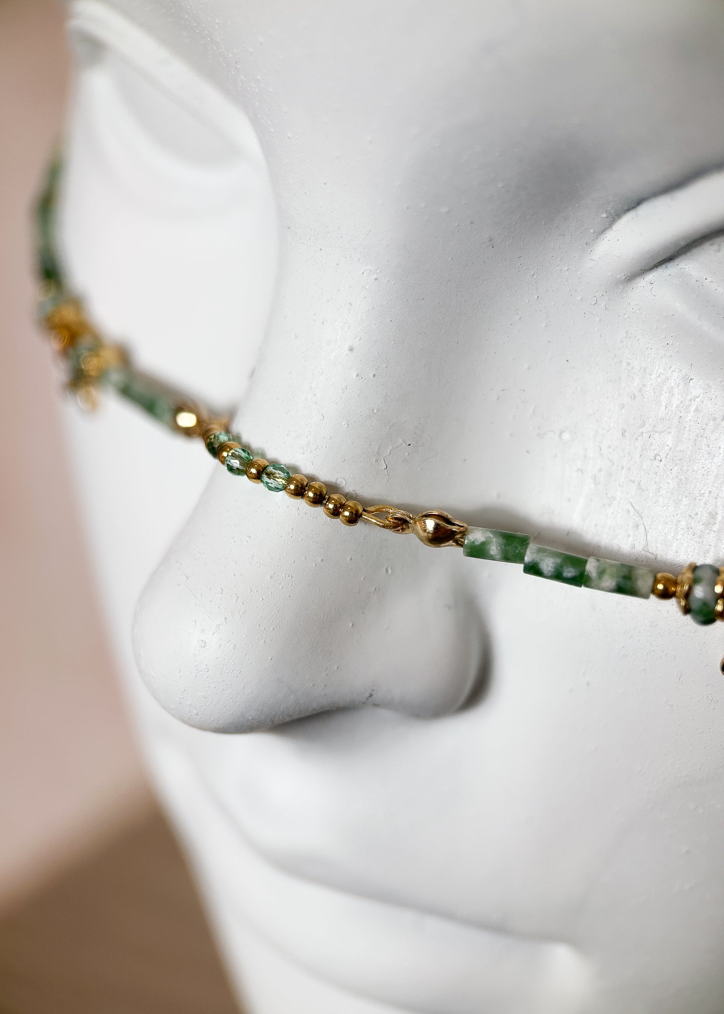 Chaîne de visage en jaspe vert et aventurine sur acier inoxydable plaqué or. Pièce unique faite main à Montréal, style bohème pour festival et photoshoot.