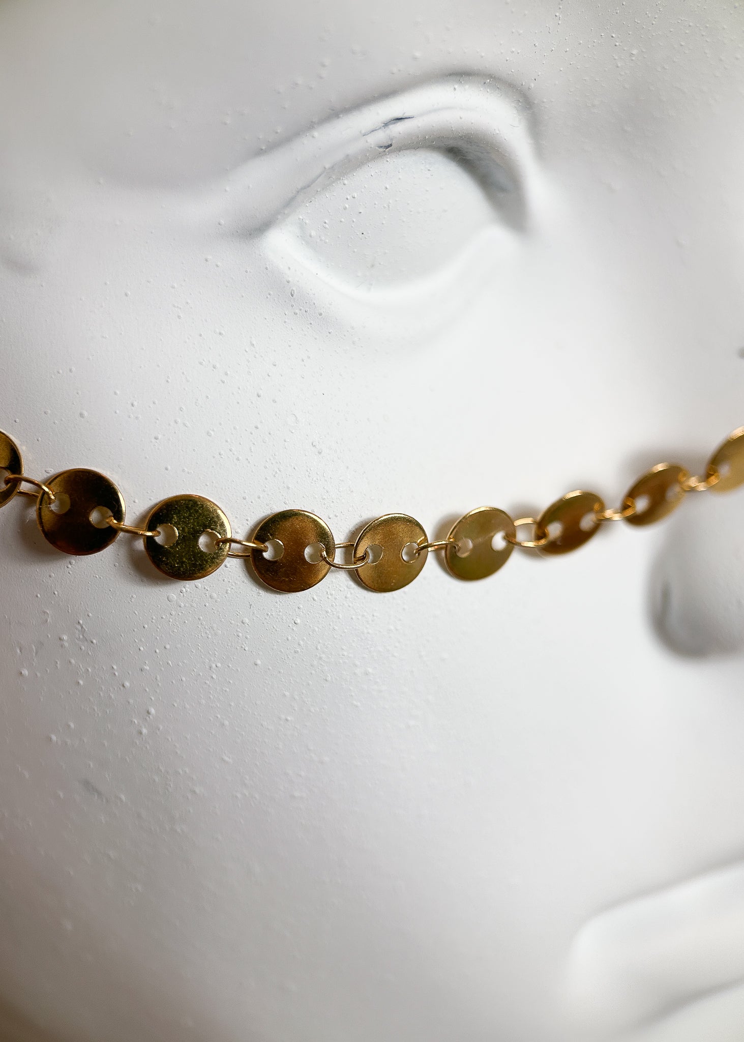 Chaîne de visage dorée avec disques et améthyste véritable, en acier inoxydable plaqué or. Bijou facial bohème pour festival, costume ou photoshoot.