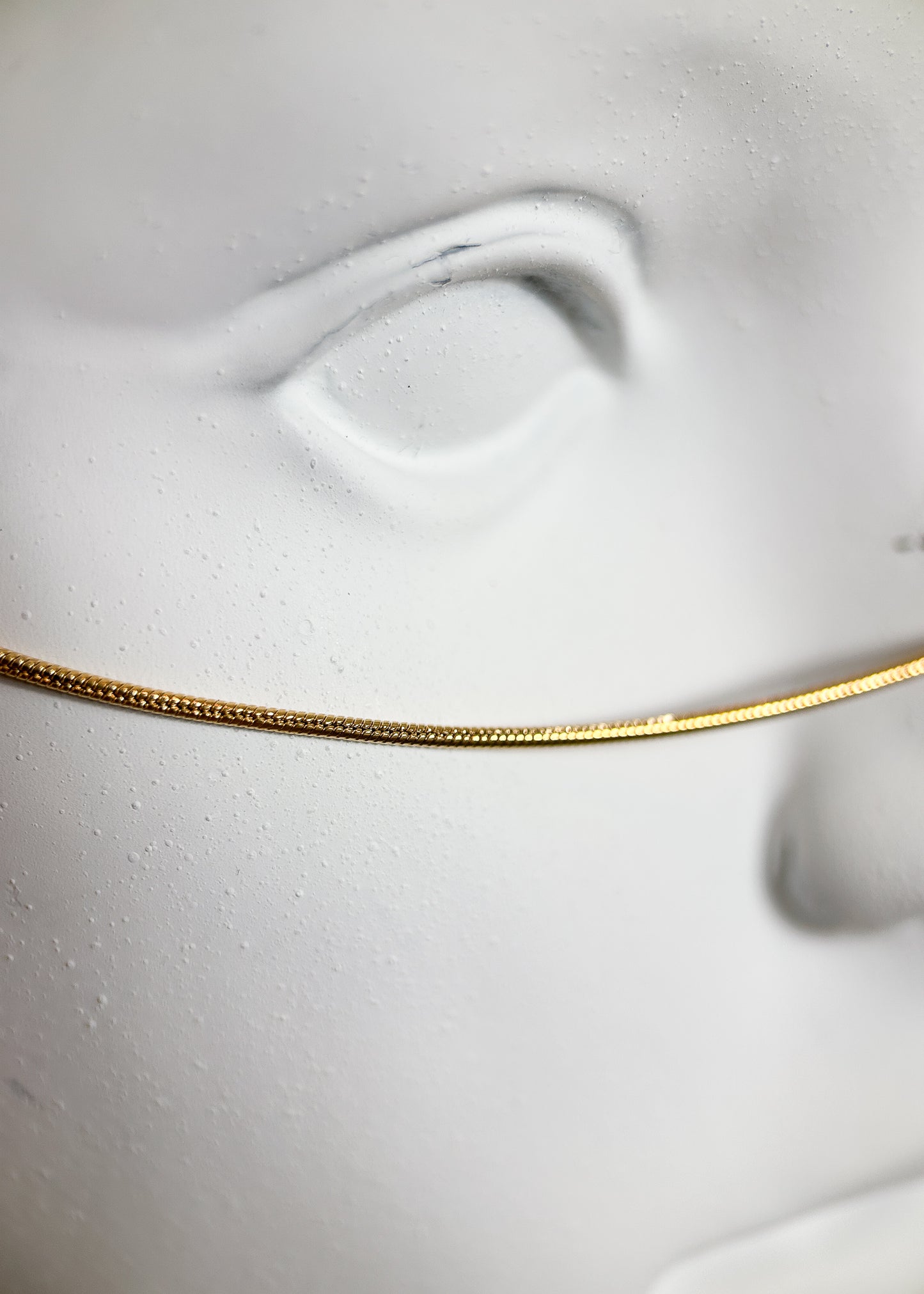 Chaîne de visage fluide en acier inoxydable plaqué or avec véritable lapis-lazuli. Bijou facial bleu et or de style égyptien, fait main à Montréal.