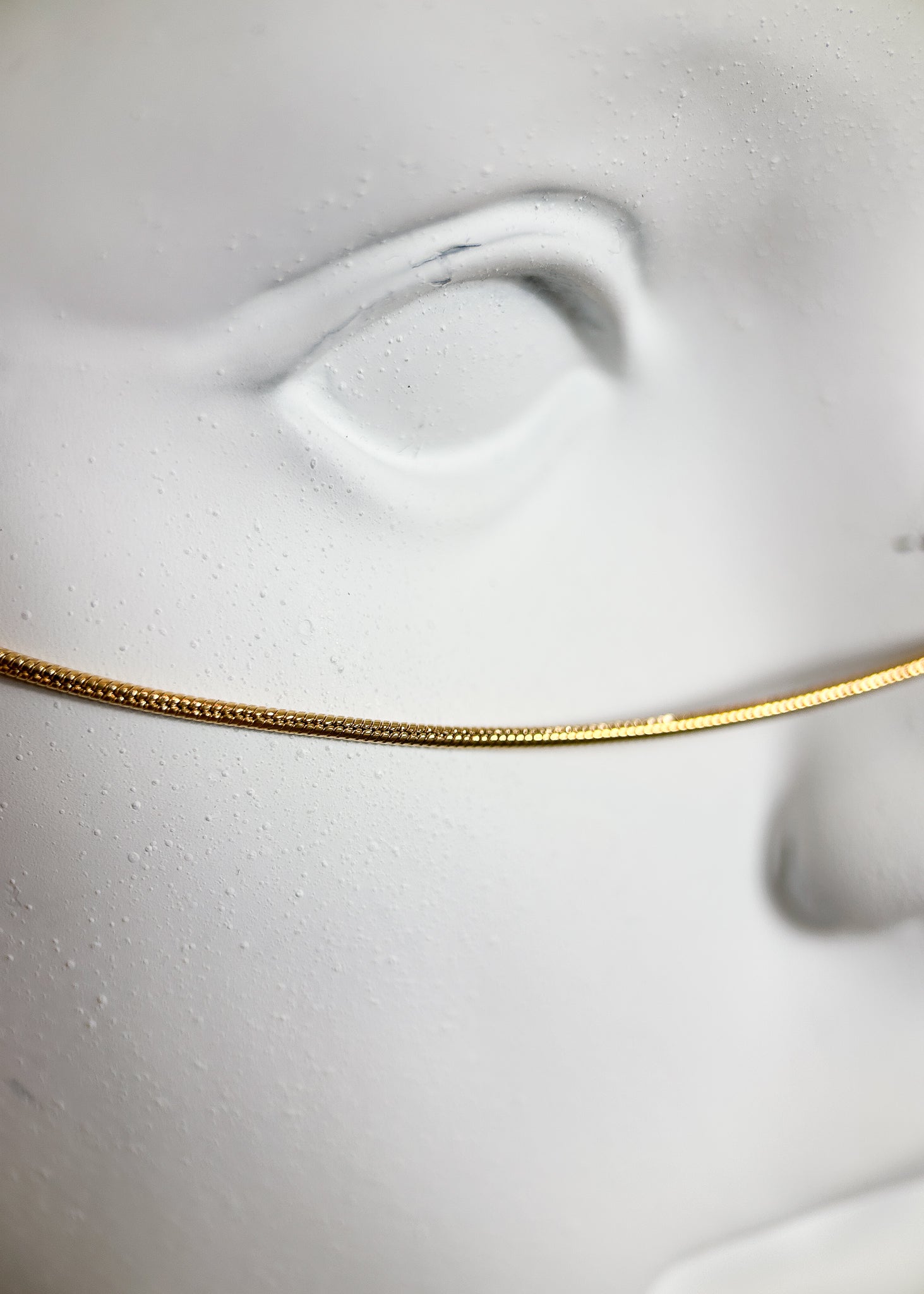 Chaîne de visage fluide en acier inoxydable plaqué or avec véritable lapis-lazuli. Bijou facial bleu et or de style égyptien, fait main à Montréal.