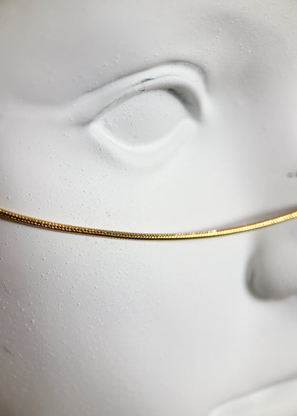 Chaîne de visage fluide en acier inoxydable plaqué or avec véritable lapis-lazuli. Bijou facial bleu et or de style égyptien, fait main à Montréal.