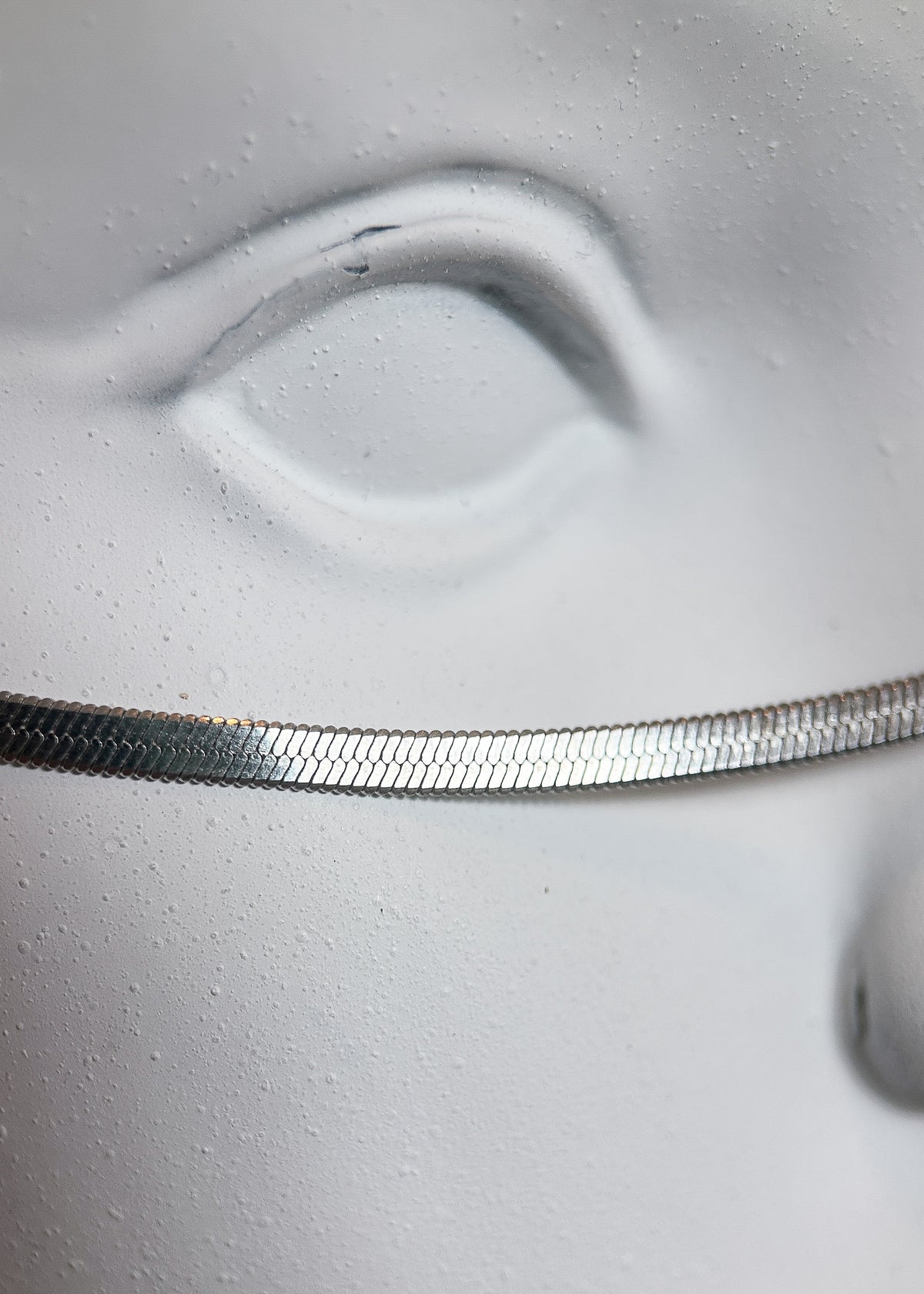 Chaîne de visage acier inoxydable argenté minimaliste, sans bridge, fait main à Montréal. Bijou facial pour festival, rave.