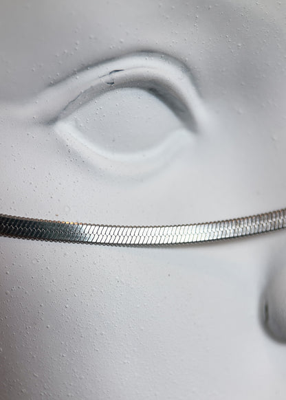 Chaîne de visage acier inoxydable argenté minimaliste, sans bridge, fait main à Montréal. Bijou facial pour festival, rave.