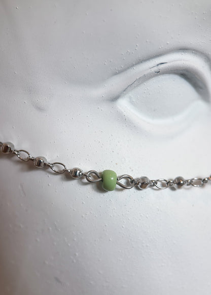 Chaîne de visage acier inoxydable, perle de verre verte, fait main à Montréal. Bijou facial bohème pour festival, costume, séance photo.