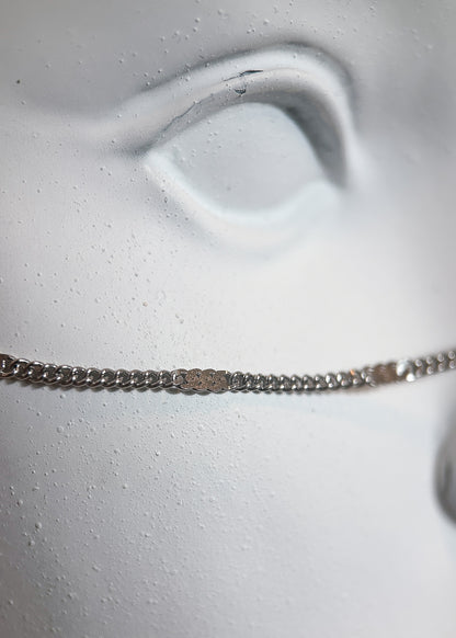 Chaîne de visage acier inoxydable argenté, perle de verre blanche, fait main à Montréal. Bijou facial pour festival, rave.