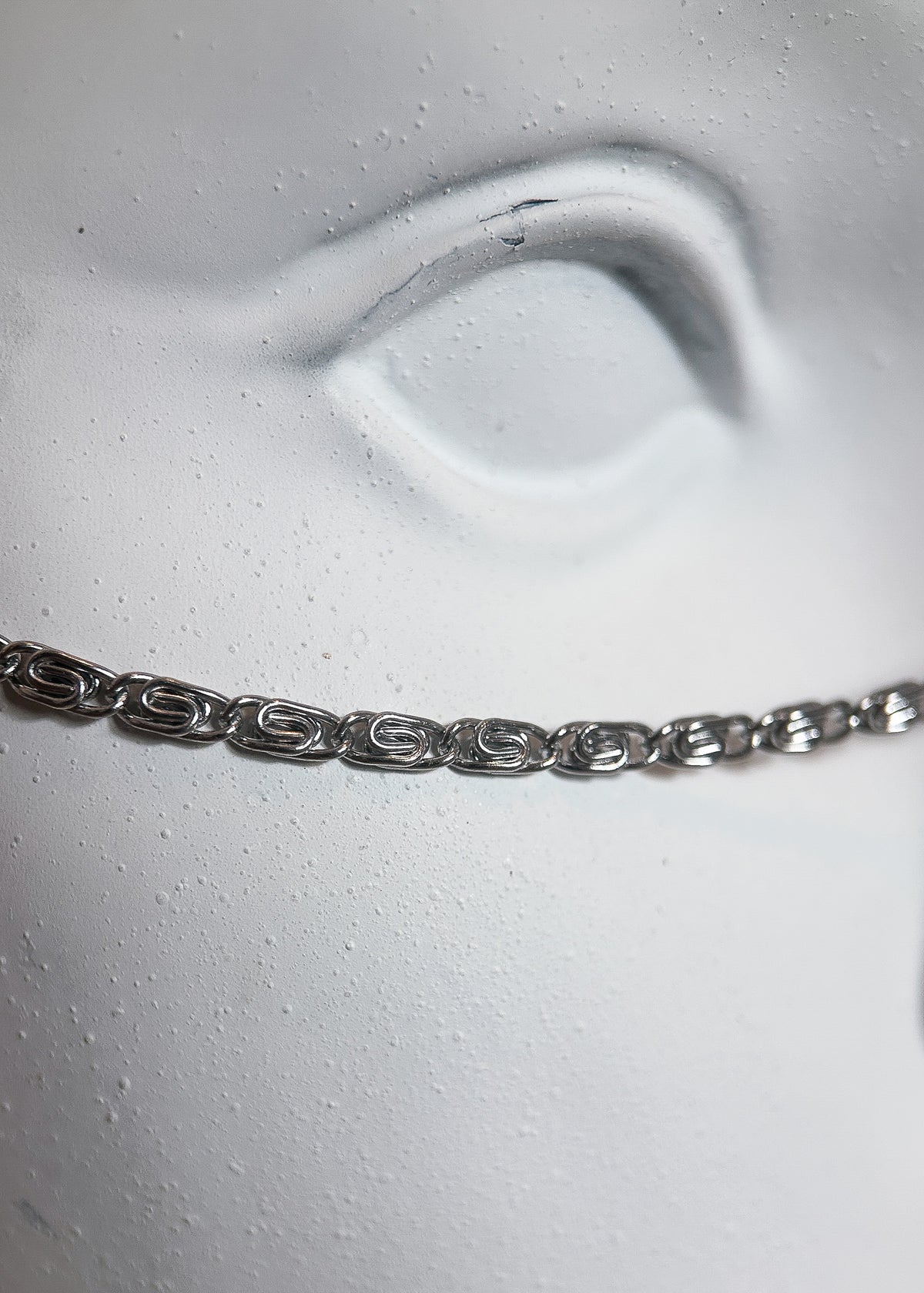 Chaîne de visage en acier inox avec pièce sur le nez en argent sterling 925 martelé, breloque plume, fait main à Montréal. Bijou facial idéal pour festival, photoshoot.