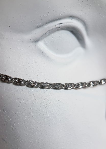 Chaîne de visage en acier inox avec pièce sur le nez en argent sterling 925 martelé, breloque plume, fait main à Montréal. Bijou facial idéal pour festival, photoshoot.