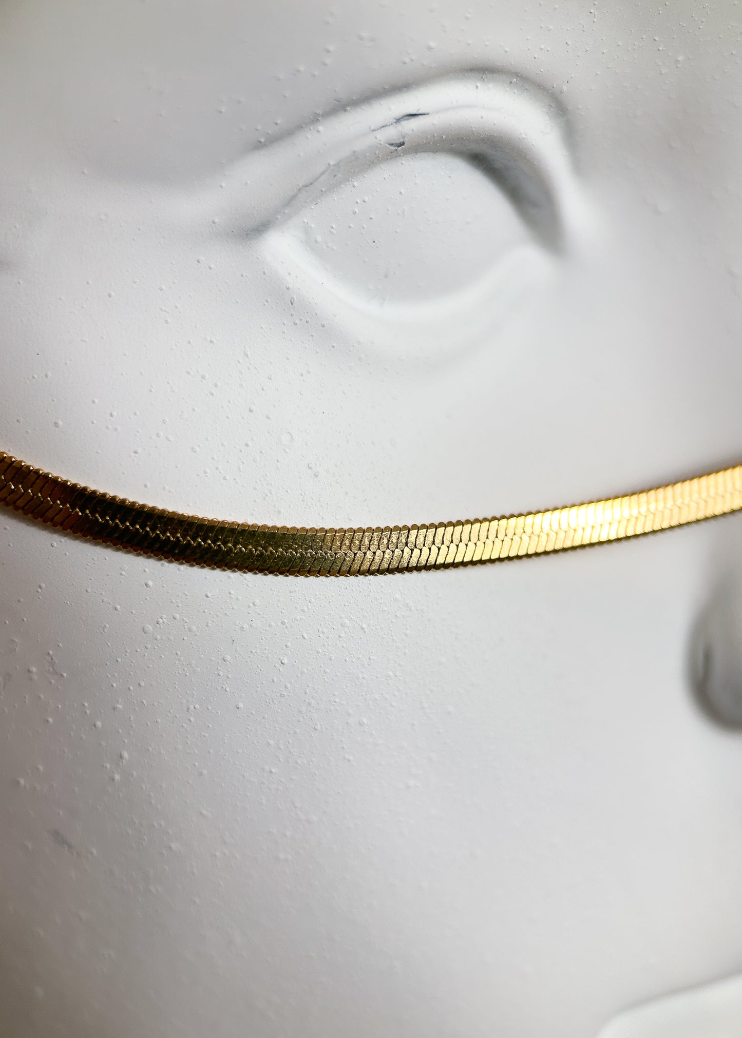 Chaîne de visage dorée et fluide en acier inoxydable plaqué or, pendentifs cœurs. Bijou facial élégant pour mariage, festival ou séance photo.