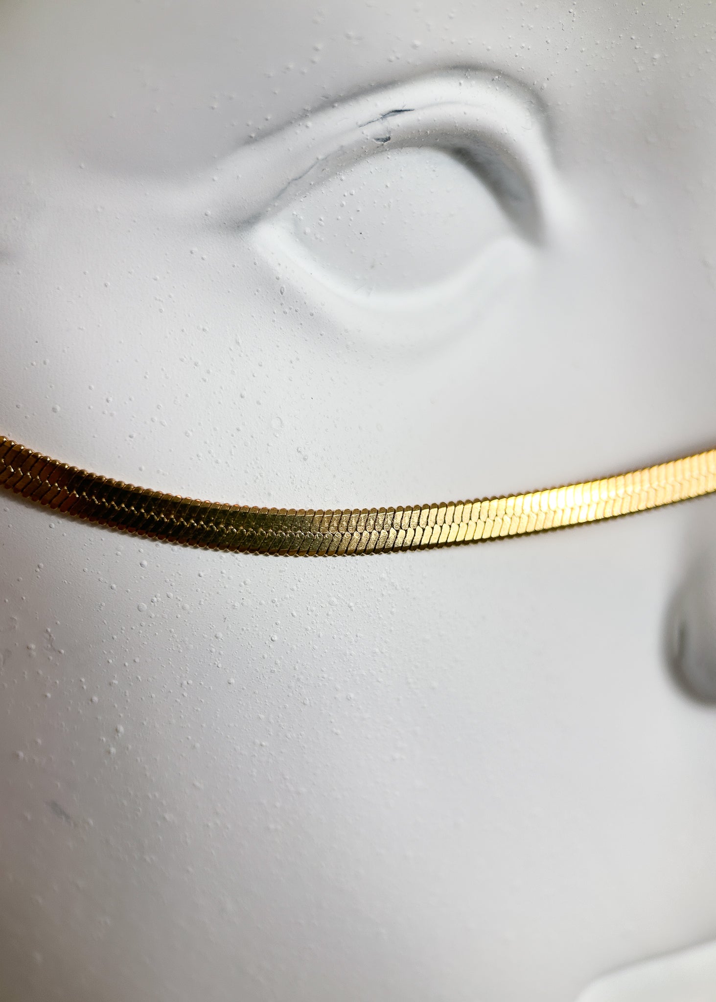 Chaîne de visage dorée et fluide en acier inoxydable plaqué or, pendentifs cœurs. Bijou facial élégant pour mariage, festival ou séance photo.