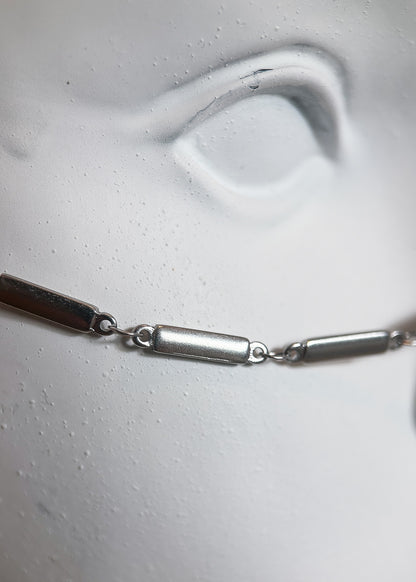 Chaîne de visage en acier inoxydable, bridge du nez en argent sterling 925, plumes naturelles, fait main à Montréal. Bijou facial bohème pour festival, photoshoot.