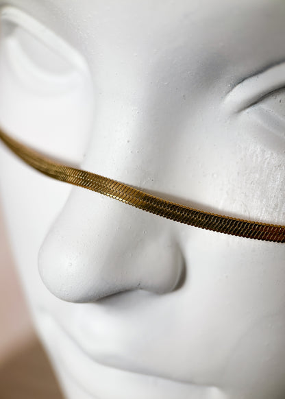 Chaîne de visage dorée et fluide en acier inoxydable plaqué or, pendentifs cœurs. Bijou facial élégant pour mariage, festival ou séance photo.