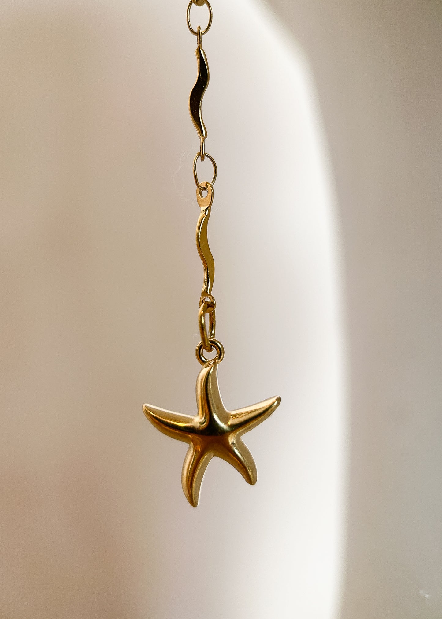 Chaîne de visage dorée avec étoiles de mer, en acier inoxydable plaqué or. Parfaite pour un costume de sirène, un festival d'été ou une séance photo.