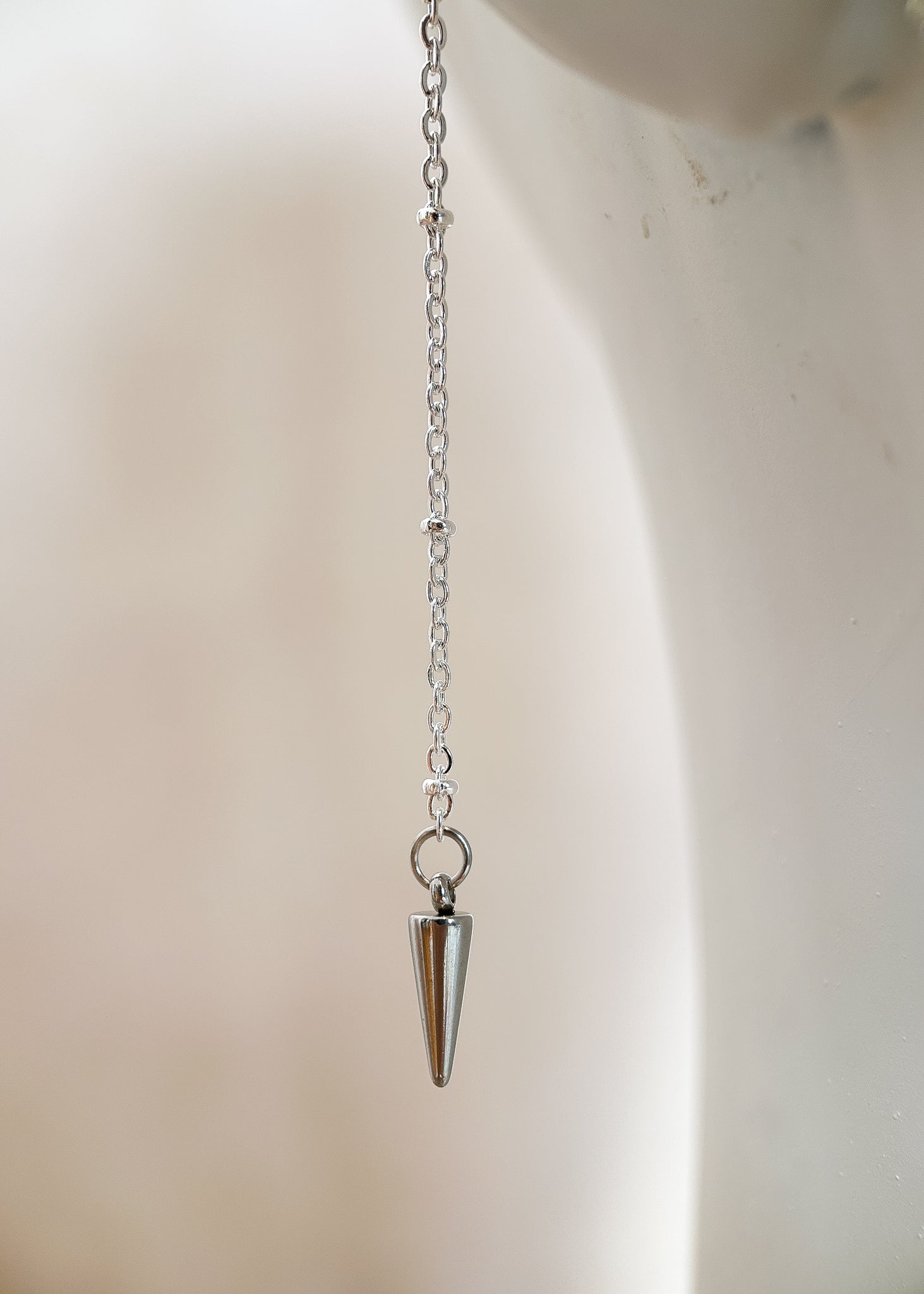 Chaîne de visage très fine en acier inoxydable, pendentifs piques. Bijou facial minimaliste fait main à Montréal, idéal festival et photoshoot.