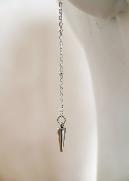 Chaîne de visage très fine en acier inoxydable, pendentifs piques. Bijou facial minimaliste fait main à Montréal, idéal festival et photoshoot.