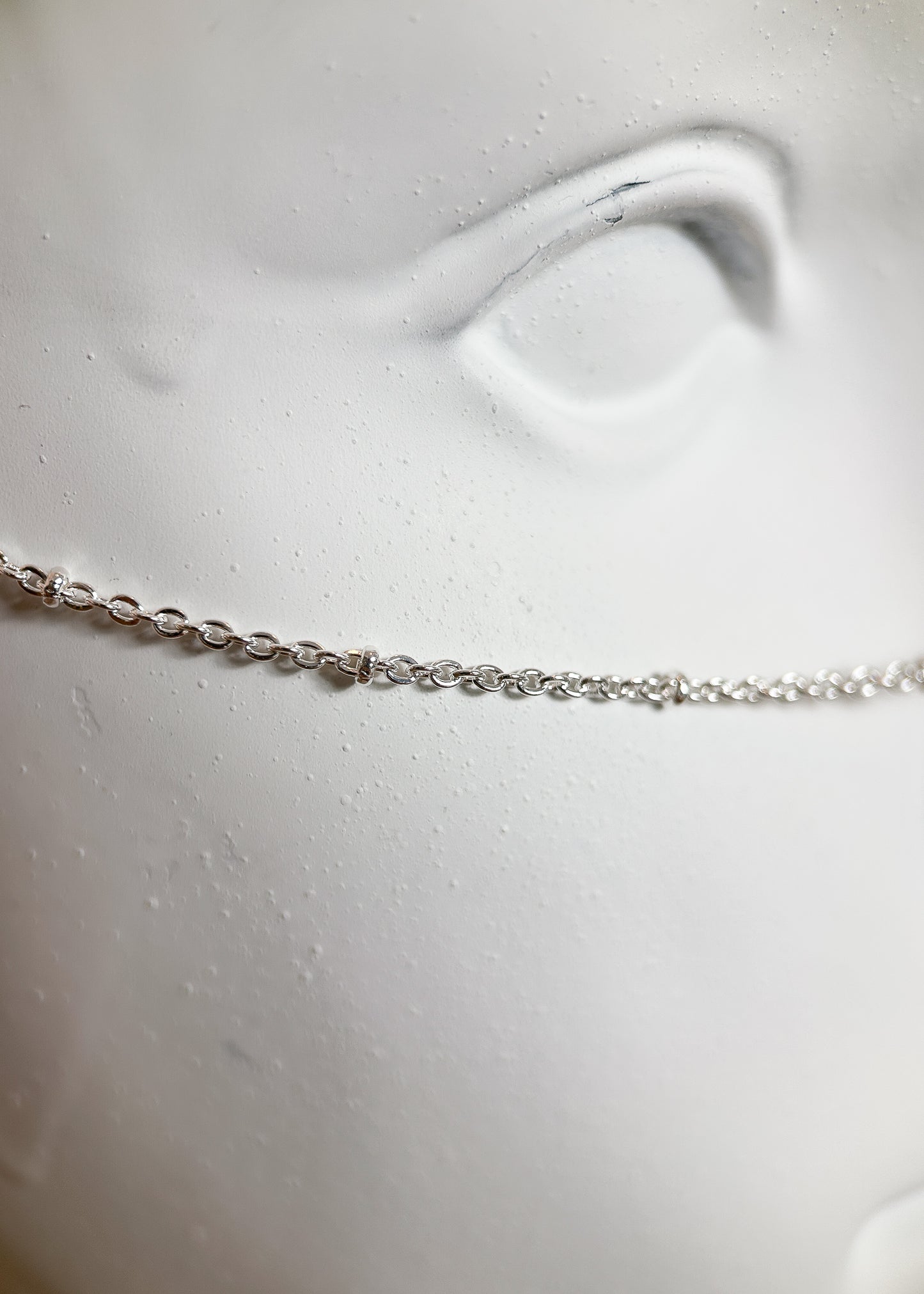 Chaîne de visage très fine en acier inoxydable, pendentifs piques. Bijou facial minimaliste fait main à Montréal, idéal festival et photoshoot.