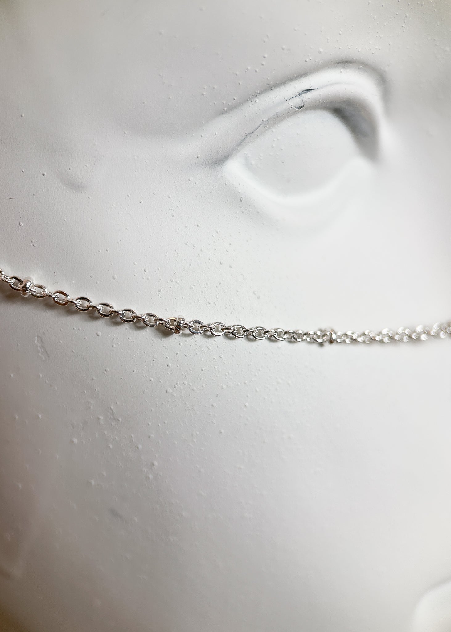 Chaîne de visage très fine en acier inoxydable, pendentifs piques. Bijou facial minimaliste fait main à Montréal, idéal festival et photoshoot.