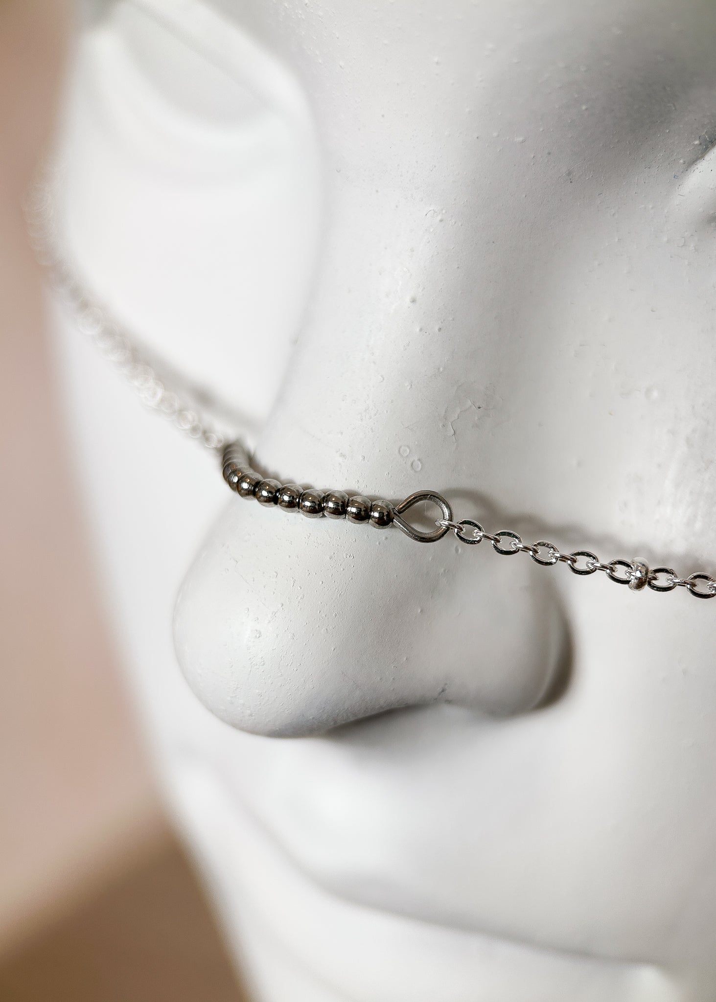 Chaîne de visage très fine en acier inoxydable, pendentifs piques. Bijou facial minimaliste fait main à Montréal, idéal festival et photoshoot.