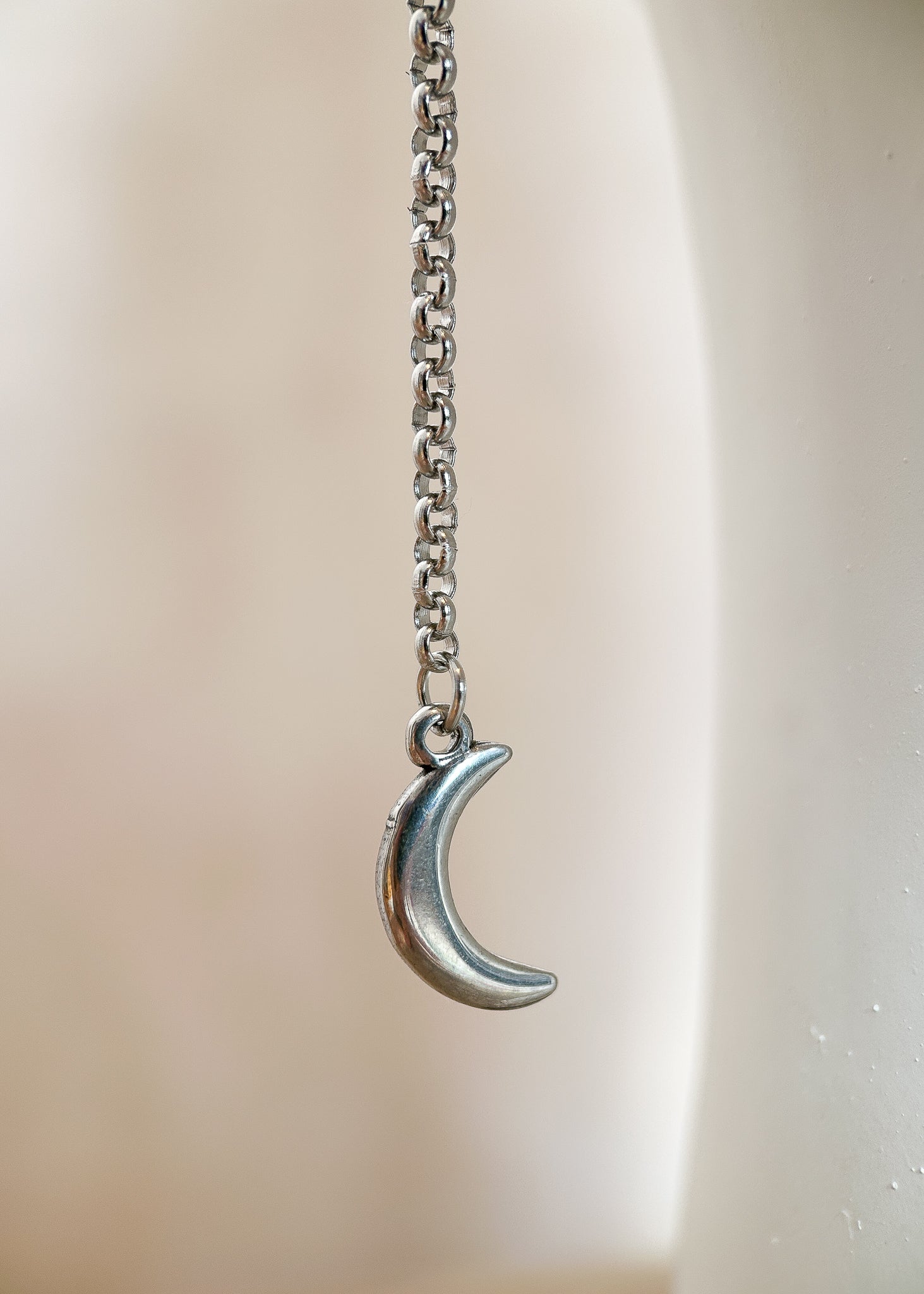 Chaîne de visage en acier inoxydable, cristaux transparents et pendentifs lunes. Bijou facial céleste fait main à Montréal, parfait pour festival et photoshoot.