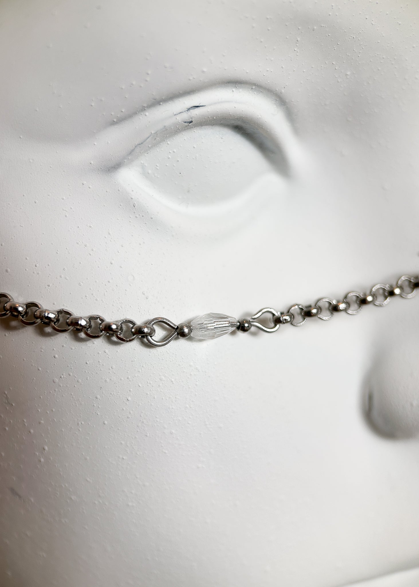 Chaîne de visage en acier inoxydable, cristaux transparents et pendentifs lunes. Bijou facial céleste fait main à Montréal, parfait pour festival et photoshoot.