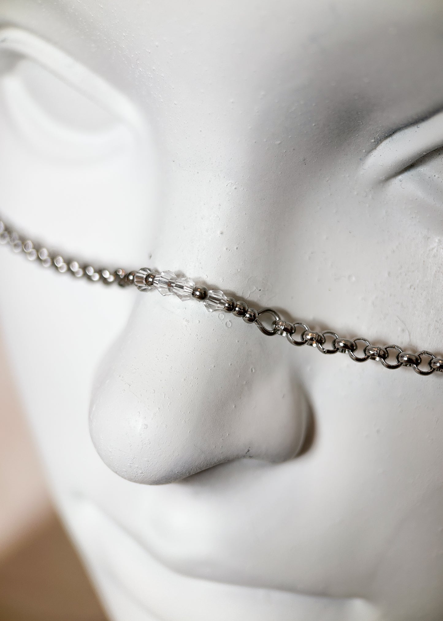 Chaîne de visage en acier inoxydable, cristaux transparents et pendentifs lunes. Bijou facial céleste fait main à Montréal, parfait pour festival et photoshoot.