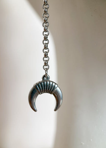 Chaîne de visage avec tanzanite et aigue-marine, acier inoxydable, croissants de lune. Pièce unique faite main à Montréal pour festival, photoshoot, rituel.