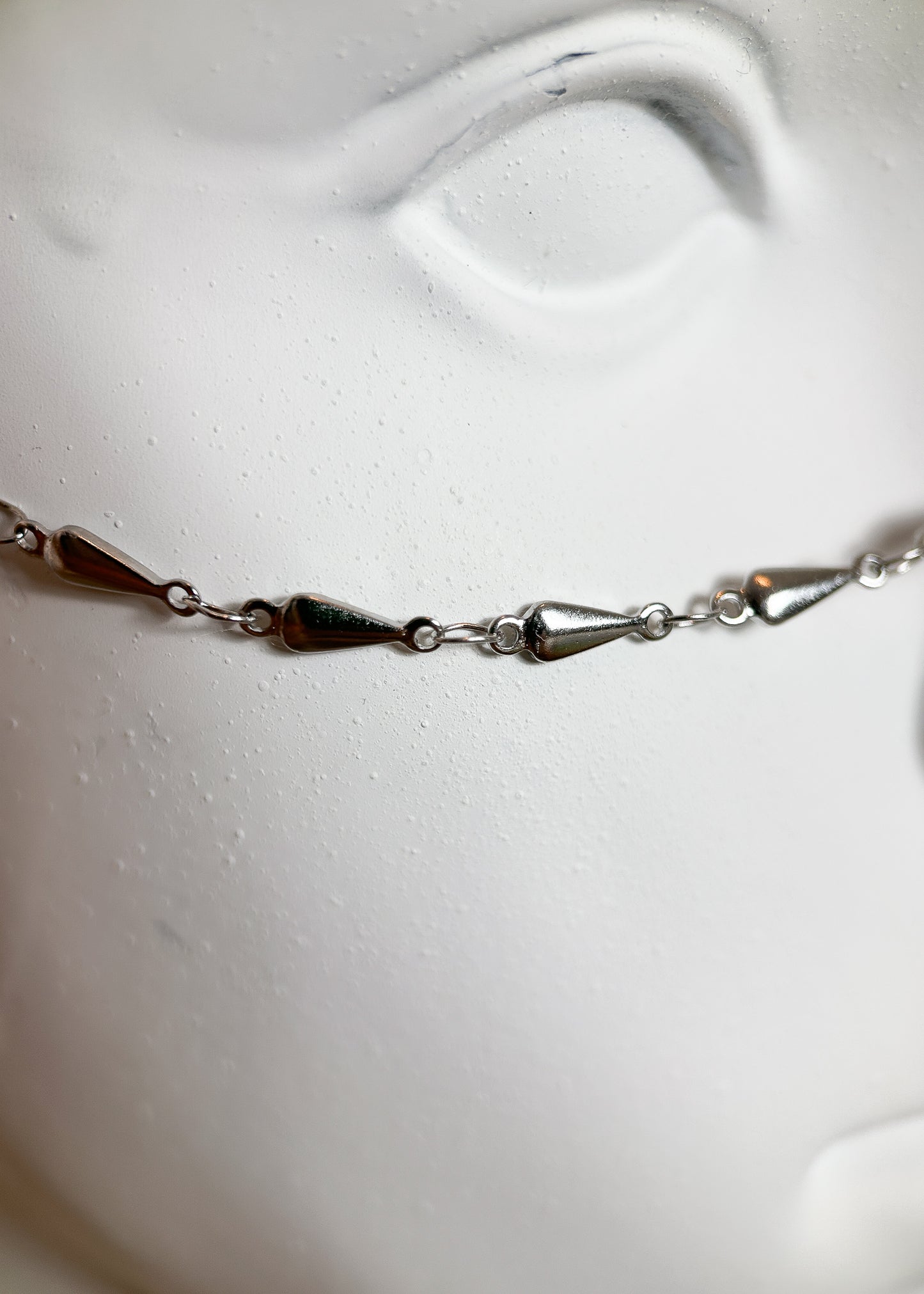 Chaîne de visage en acier inoxydable avec pendentifs serpents. Bijou facial fait main à Montréal pour festival, rave, photoshoot et esthétique mystique moderne.