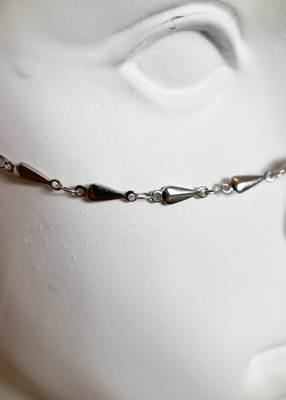 Chaîne de visage en acier inoxydable avec pendentifs serpents. Bijou facial fait main à Montréal pour festival, rave, photoshoot et esthétique mystique moderne.