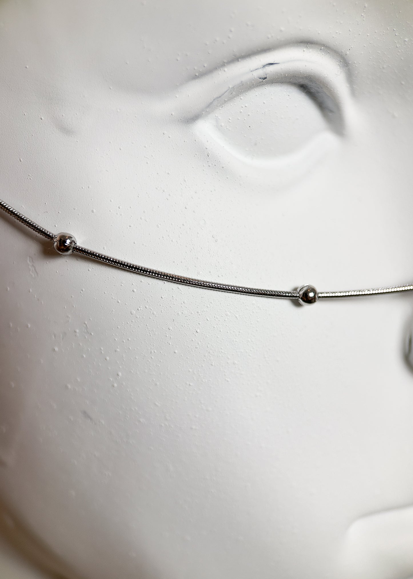 Chaîne de visage fine en acier inoxydable avec pendentifs plumes. Bijou facial boho fait main à Montréal, idéal festival, événement et photoshoot.