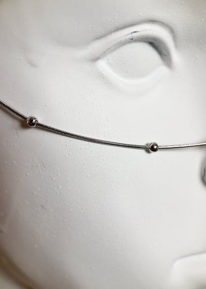 Chaîne de visage fine en acier inoxydable avec pendentifs plumes. Bijou facial boho fait main à Montréal, idéal festival, événement et photoshoot.