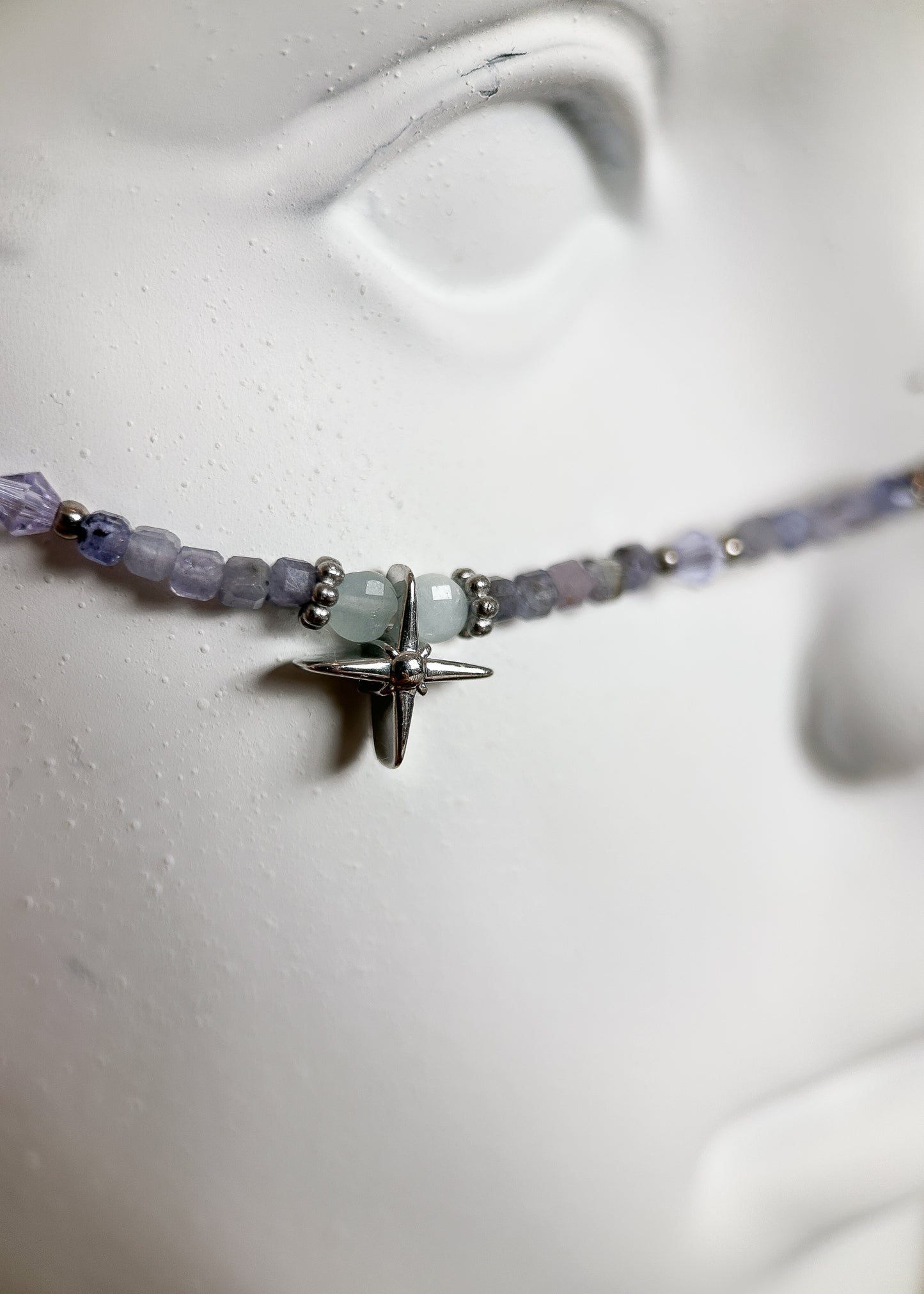 Chaîne de visage avec tanzanite et aigue-marine, acier inoxydable, croissants de lune. Pièce unique faite main à Montréal pour festival, photoshoot, rituel.