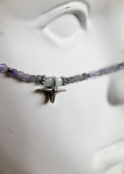 Chaîne de visage avec tanzanite et aigue-marine, acier inoxydable, croissants de lune. Pièce unique faite main à Montréal pour festival, photoshoot, rituel.