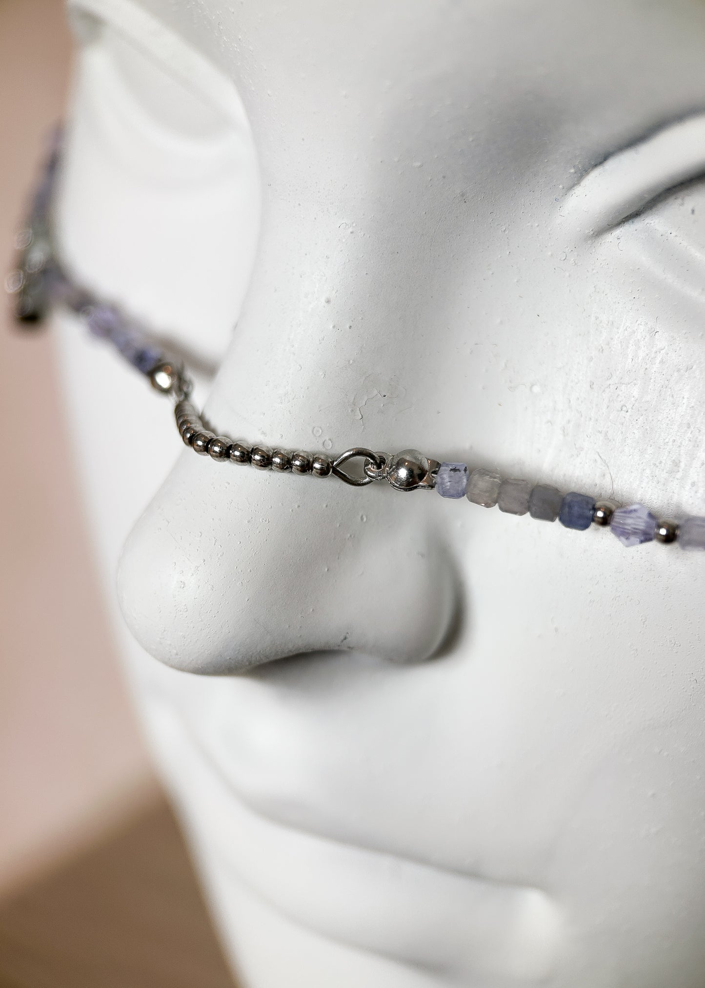 Chaîne de visage avec tanzanite et aigue-marine, acier inoxydable, croissants de lune. Pièce unique faite main à Montréal pour festival, photoshoot, rituel.