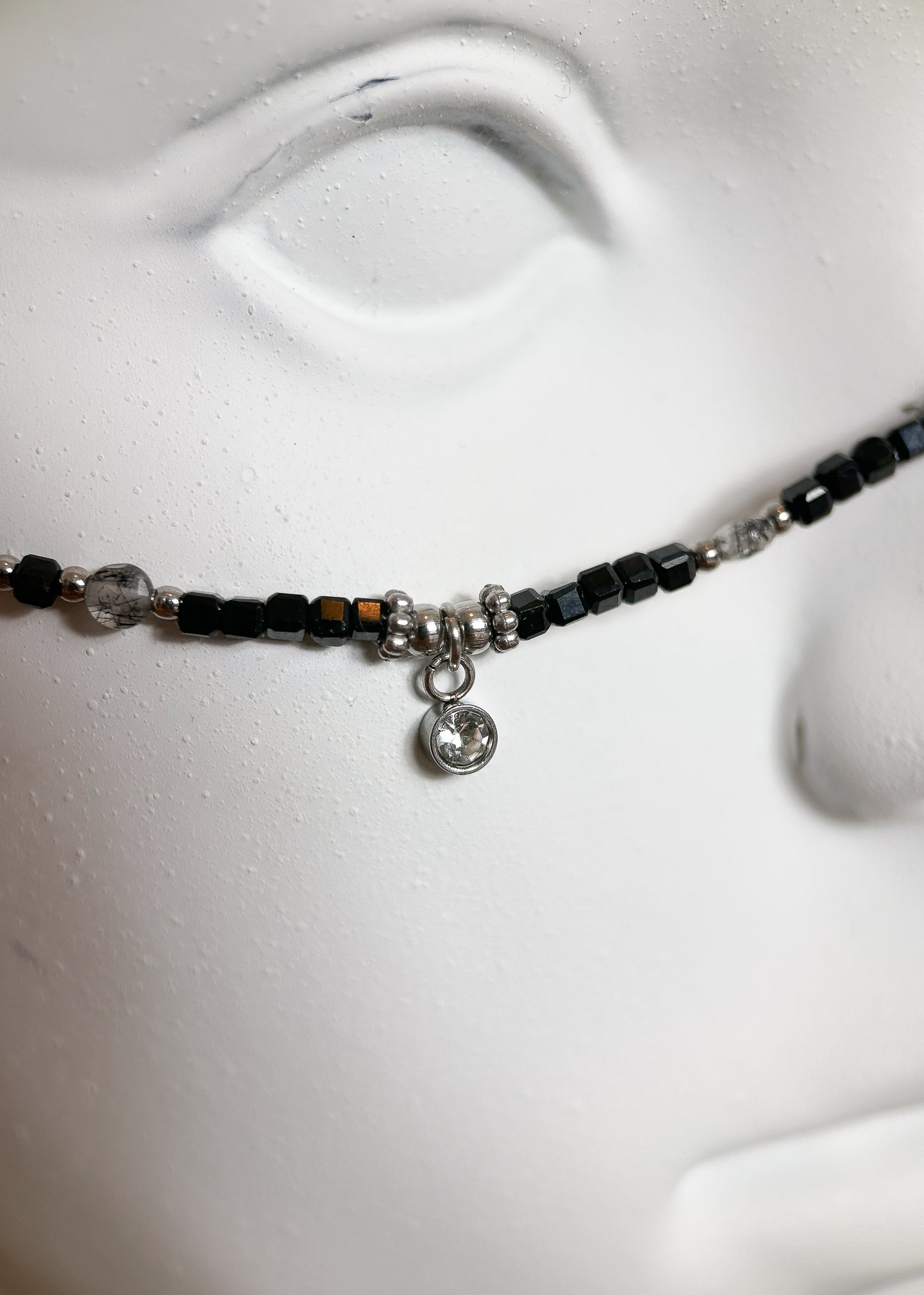 Chaîne de visage en spinelle noire et quartz rutilé sur acier inoxydable. Pièce unique alternative faite main à Montréal, parfaite pour festival et photoshoot.