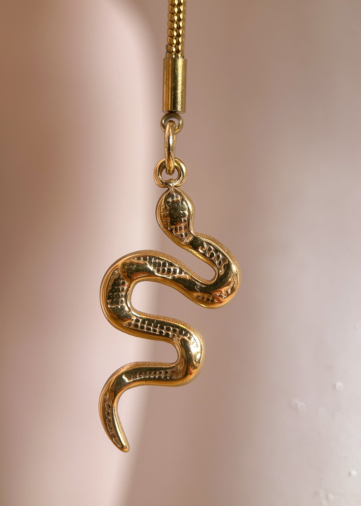 Chaîne de visage acier inoxydable plaqué or, pendentif serpent, fait main à Montréal. Bijou facial mystique pour costume, festival, rave.