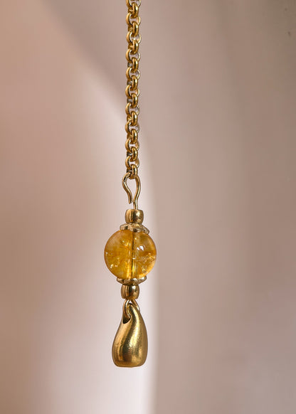 Chaîne de visage acier inoxydable plaqué or, perle citrine, fait main à Montréal. Bijou facial minimaliste pour costume, bohème moderne.