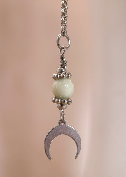 Chaîne de visage en acier inoxydable, bridge du nez en argent sterling 925, perles de jade, fait main à Montréal. Bijou facial minimaliste, bohème moderne.