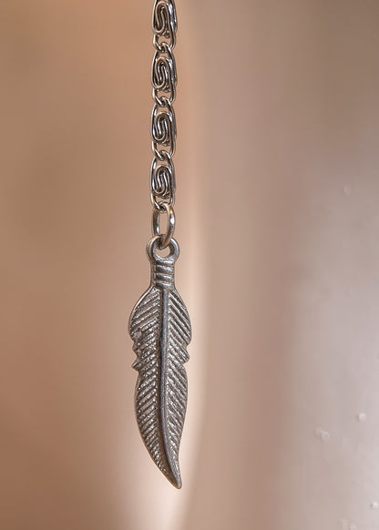 Chaîne de visage en acier inox avec pièce sur le nez en argent sterling 925 martelé, breloque plume, fait main à Montréal. Bijou facial idéal pour festival, photoshoot.