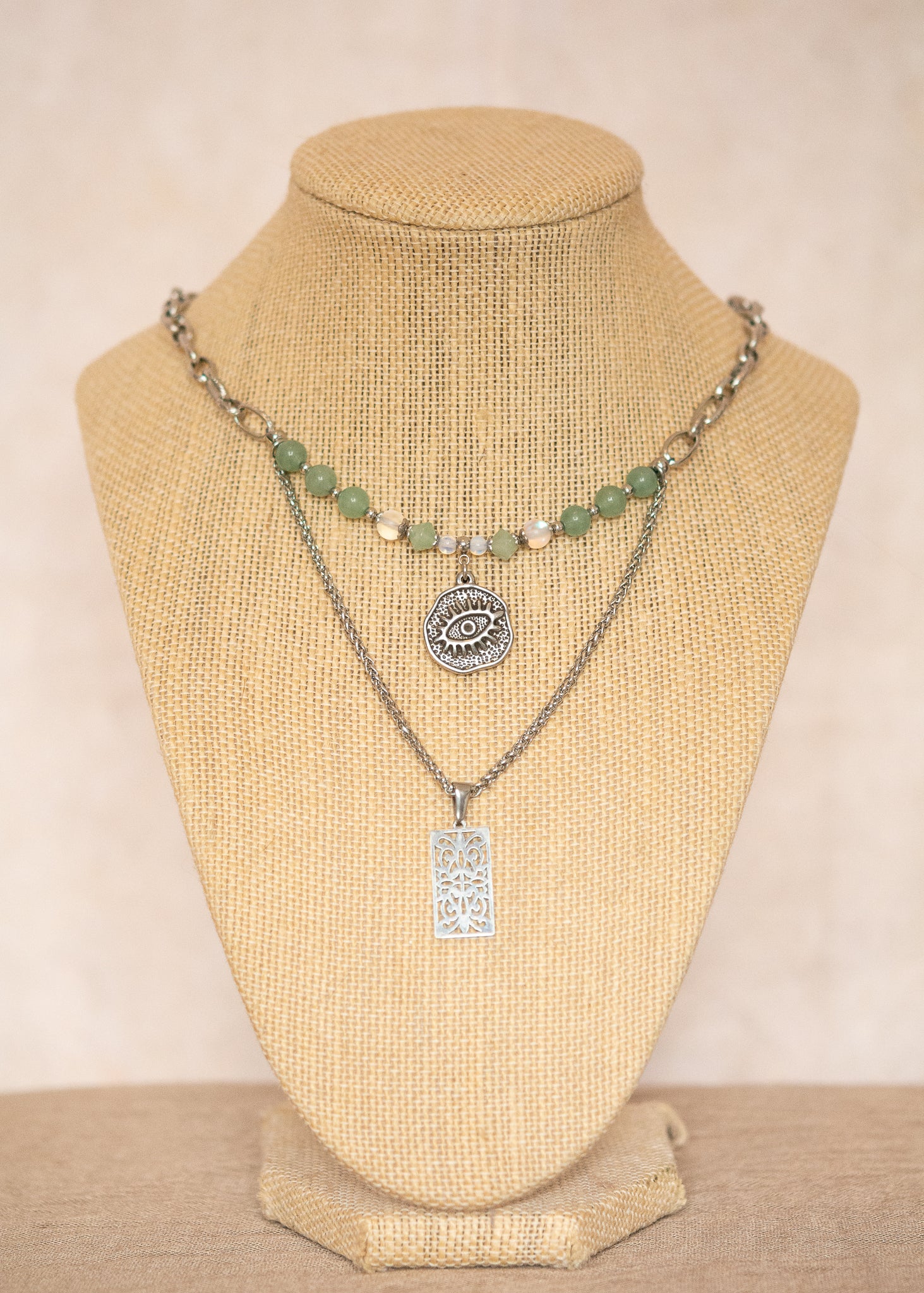 Collier double rang en acier inoxydable avec aventurine et pierre de lune, pendentif œil protecteur. Pièce unique faite main à Montréal, style bohème.