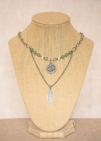 Collier double rang en acier inoxydable avec aventurine et pierre de lune, pendentif œil protecteur. Pièce unique faite main à Montréal, style bohème.