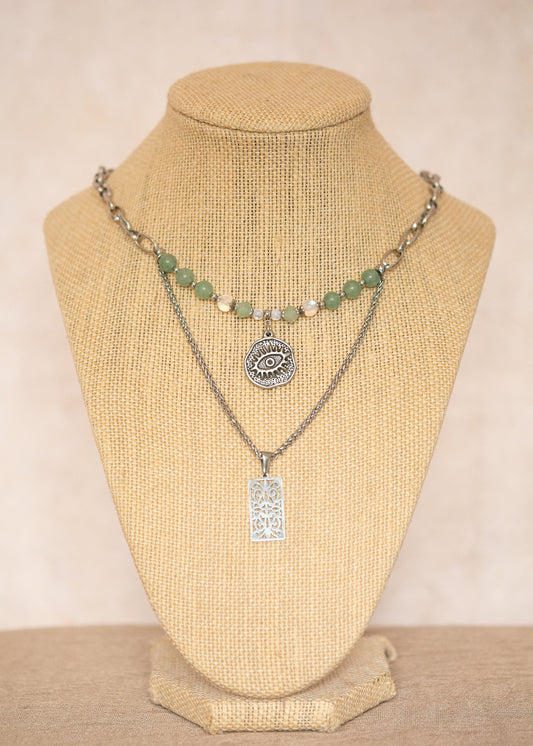 Collier double rang en acier inoxydable avec aventurine et pierre de lune, pendentif œil protecteur. Pièce unique faite main à Montréal, style bohème.
