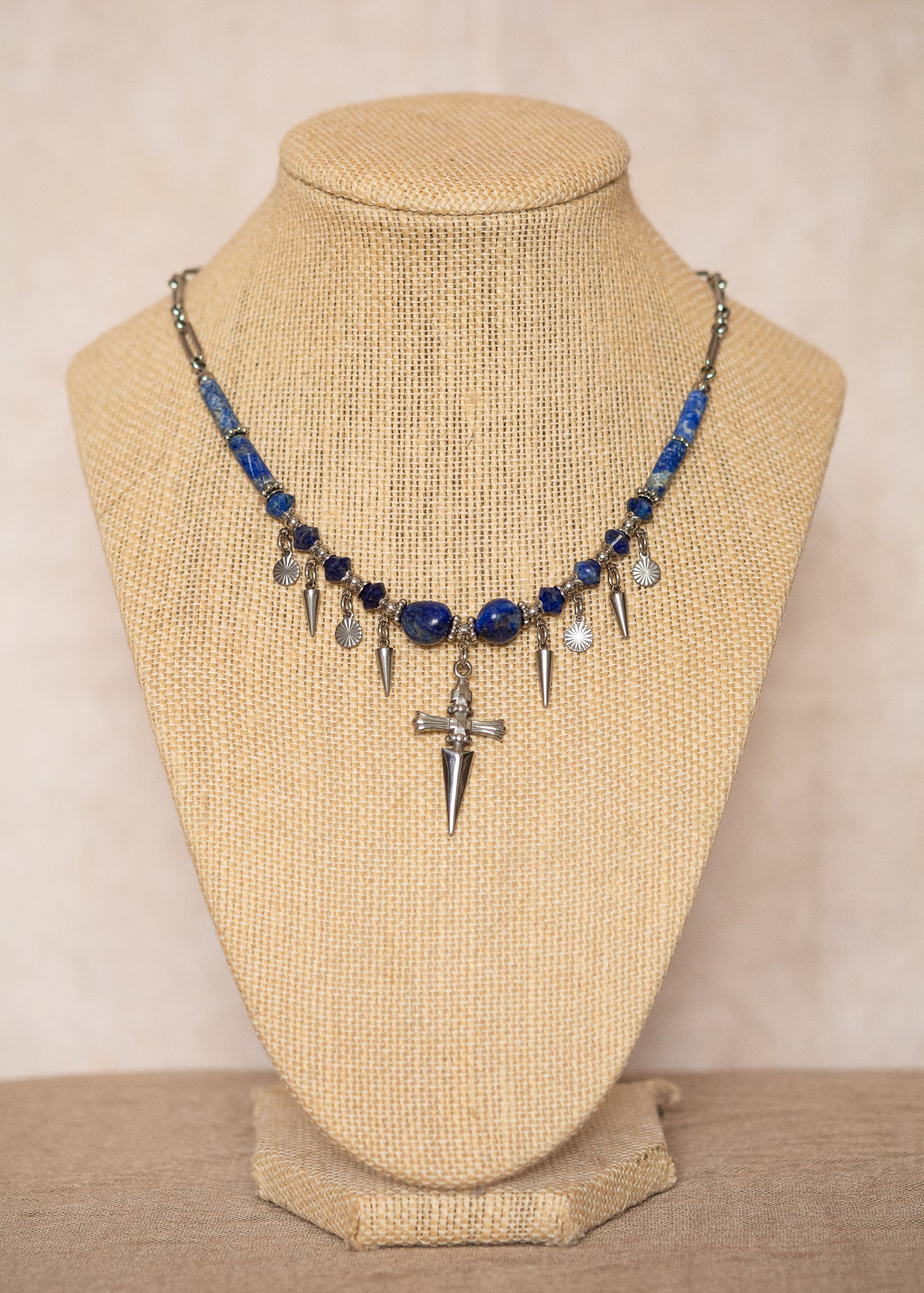 Collier en véritable lapis-lazuli et acier inoxydable avec pendentif dague. Pièce unique alternative faite main à Montréal, style médiéval fantasy.